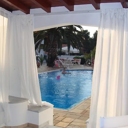 Christina Skiathos Apart Otel Vromolimnos